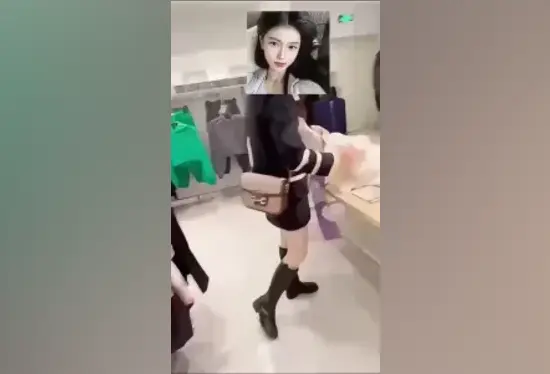 带她去商场买几件衣服在更衣室看见她完美的身材没忍住在里面啪啪